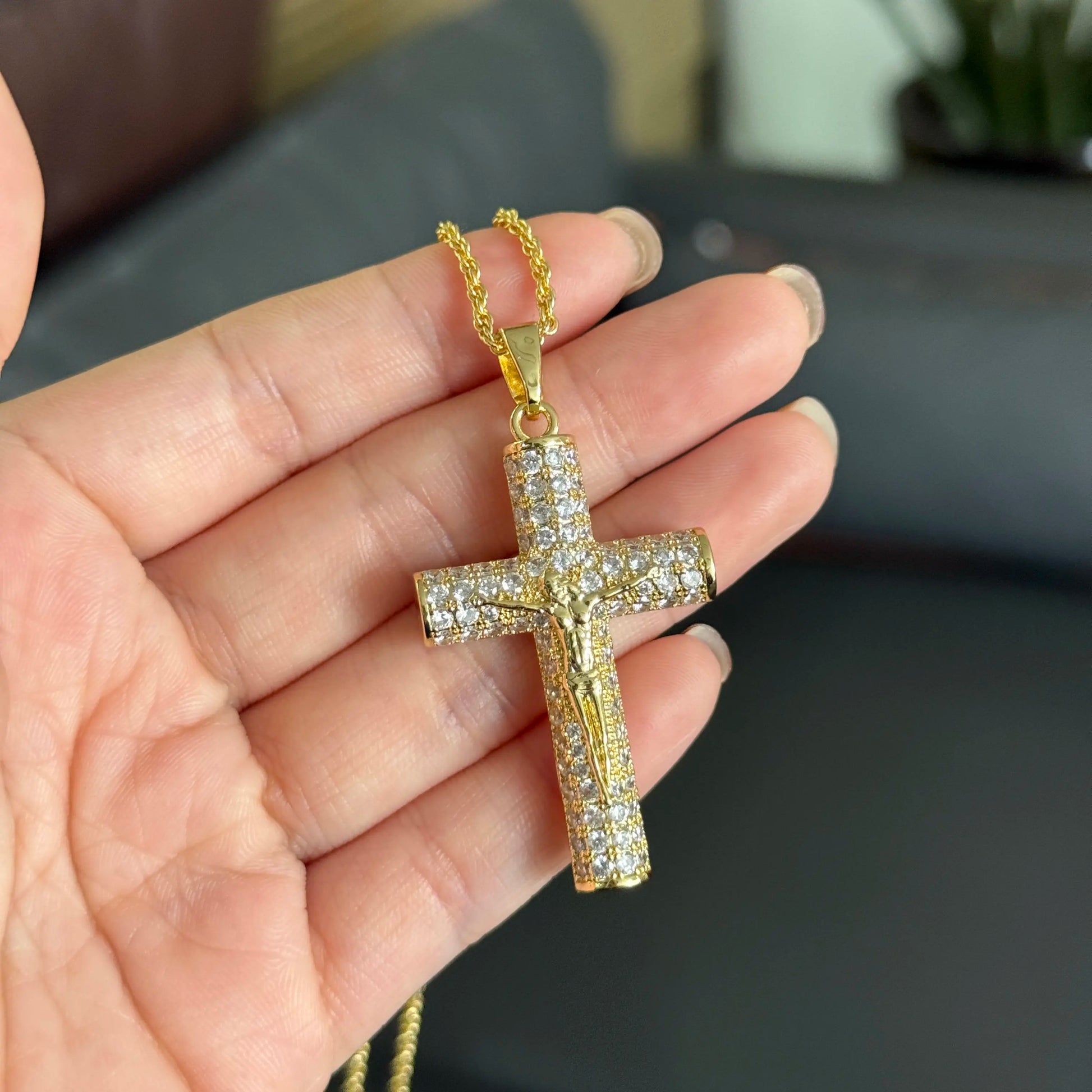 Cross Necklace Christian Religious Jewelry Gift - Symbolic Faith & Spirituality Pendant for Gifting