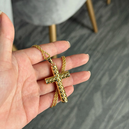 Cross Necklace Christian Religious Jewelry Gift - Symbolic Faith & Spirituality Pendant for Gifting
